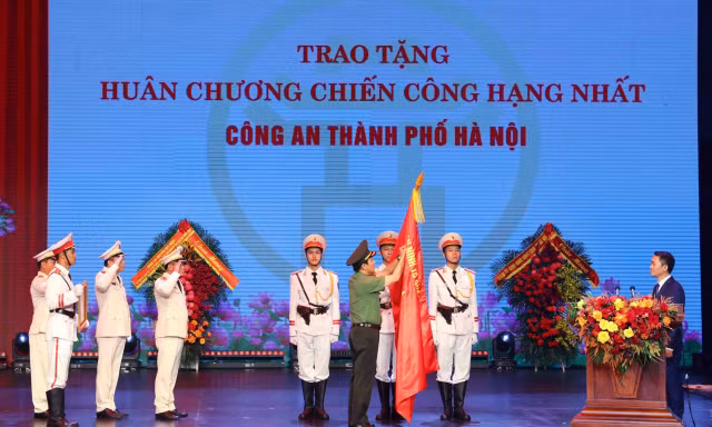 Công an Hà Nội đón nhận Huân chương Chiến công hạng Nhất