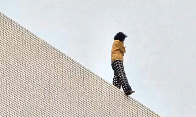 Thuyết phục, giải cứu người phụ nữ cố thủ trên tầng 10 Bệnh viện Bạch Mai 