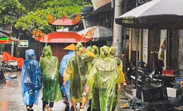 Đẫm nước mắt đón con trong vụ lật tàu trên vịnh Hạ Long