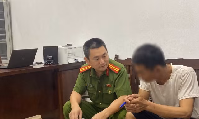 Hà Nội: Cảnh sát khống chế đối tượng đổ xăng lên xe máy, cầm dao đe dọa mọi người