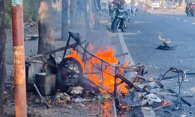 Xe bún riêu bất ngờ nổ tan giữa đường khiến nhiều người khiếp vía