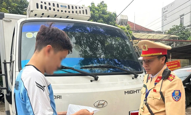 Hà Nội: Phát hiện tài xế xe tải mua giấy phép vào phố cấm qua mạng xã hội
