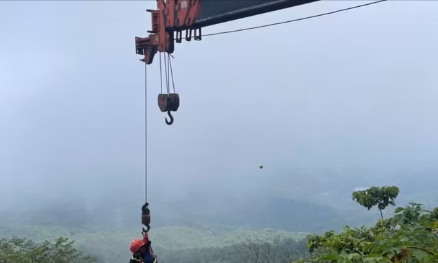 Hàng chục cảnh sát giải cứu hai người đi xe máy lao xuống vực ở Ba Vì