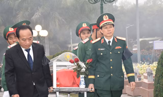 Đại biểu đưa hài cốt liệt sĩ về nơi an táng. Ảnh: Quang Long.