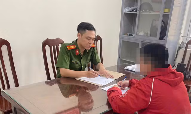 Hà Nội: Công an làm việc với shipper túm tóc kéo lê cô gái trên vỉa hè