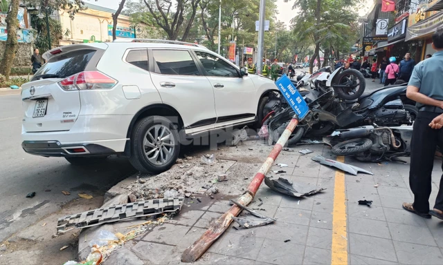 Hà Nội: Ô tô tông loạt xe máy trên đường Võ Thị Sáu, 1 người bị thương