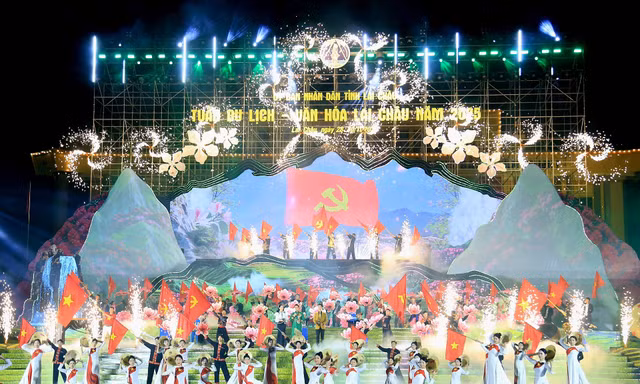 Đặc sắc đêm khai mạc Tuần Du lịch - Văn hóa và Giải Marathon Lai Châu 2025