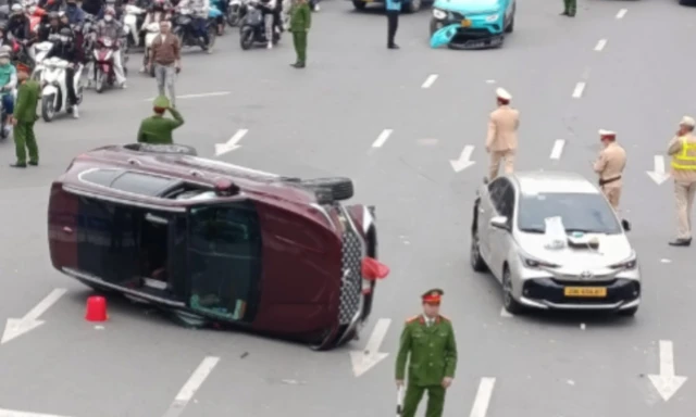 Hà Nội: Tài xế ô tô bị lật sau va chạm ở Ngã Tư Sở dương tính với ma túy