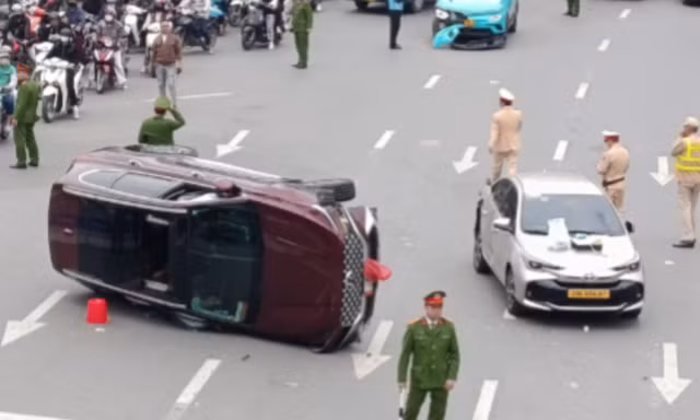 Hà Nội: Tài xế ô tô bị lật sau va chạm ở Ngã Tư Sở dương tính với ma túy