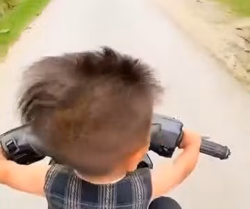 Triệu tập thanh niên thả hai tay, để cháu bé hơn 1 tuổi cầm lái xe máy khi đổ đèo