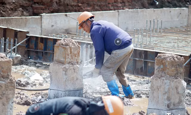 Công nhân công trình 'bọc' kín người dưới nắng nóng như 'nung' 