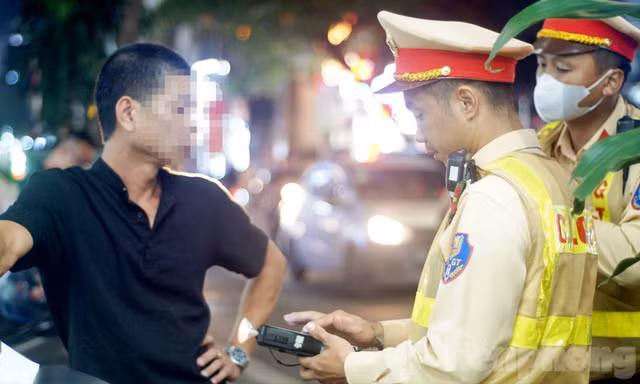 Tài xế vi phạm nồng độ cồn bỏ lại xe, nói 'về nhà lấy phương tiện khác chở vợ đi trực'