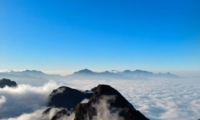 Săn mây trên đỉnh Ngũ Chỉ Sơn