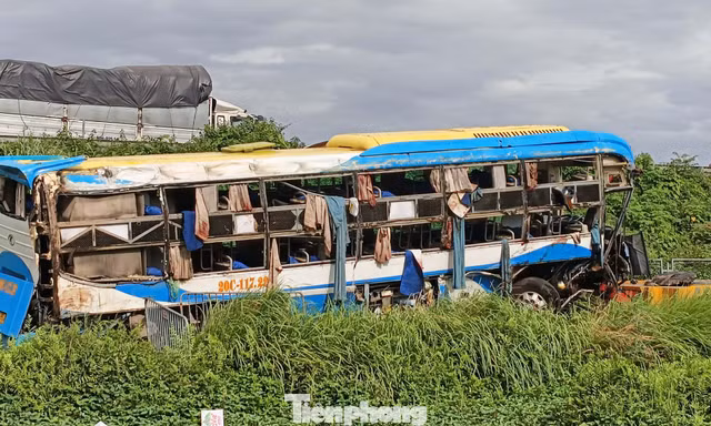 Ô tô khách mất lái khi di chuyển trên cao tốc Pháp Vân - Cầu Giẽ, 4 người tử vong