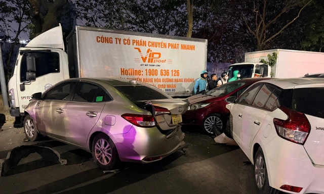 Hà Nội: Ô tô con gây tai nạn liên hoàn, nhiều người cấp cứu