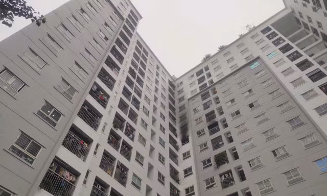 Cháy tại tầng 9 tòa chung cư ở Hà Nội