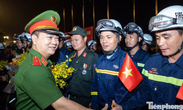 Hình ảnh Đoàn cứu nạn, cứu hộ Việt Nam trở về từ Venezuela
