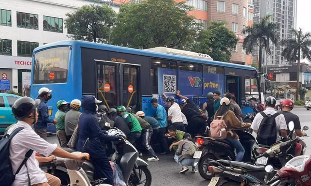 Hà Nội: Hàng chục người nâng ô tô buýt để cứu người phụ nữ bị cuốn vào gầm xe