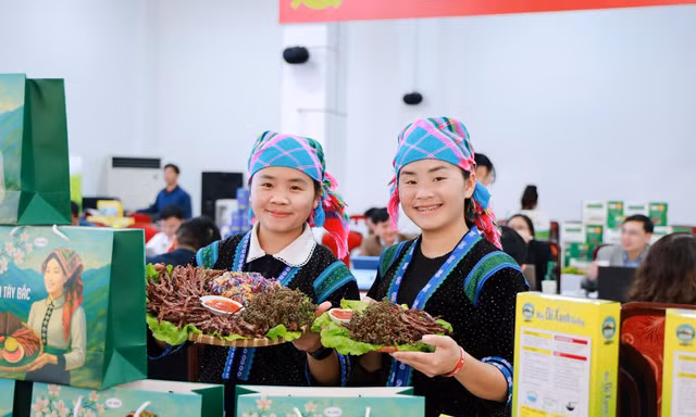 Hai chị em thoát nghèo từ chiếc điện thoại 900 nghìn đồng