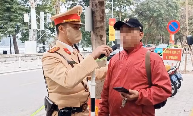Hà Nội: CSGT phát hiện nhiều tài xế vi phạm nồng độ cồn ở mức cao trong ngày thứ 2 nghỉ Tết Dương lịch