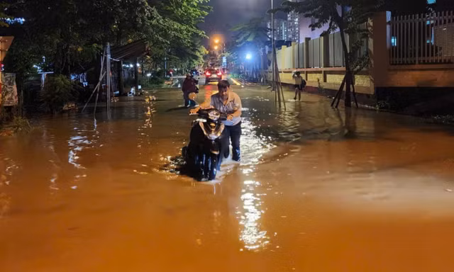 Nhiều khu vực ở Hà Nội bị cô lập sau cơn mưa lớn