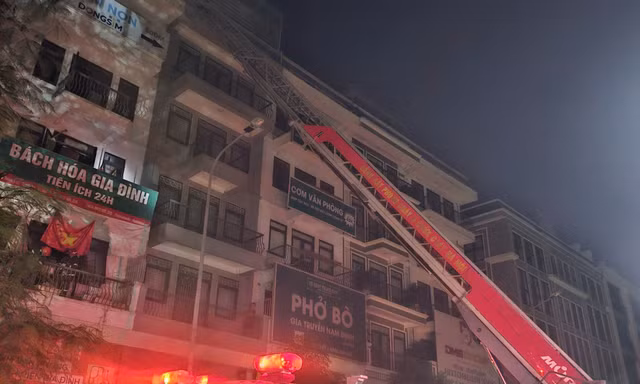 Hà Nội: Cảnh sát dùng xe thang giải cứu 5 người mắc kẹt trong vụ cháy nhà 