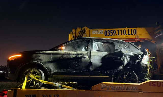 Hà Nội: Tàu hỏa đâm ô tô văng xuống mương