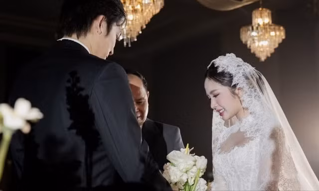 Ngọc Huyền liên tục khóc trong đám cưới với Đình Tú