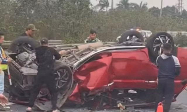 Ô tô con lật úp, biến dạng sau va chạm với xe đầu kéo trên cao tốc
