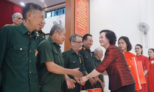 Phó Thủ tướng Phạm Thị Thanh Trà thăm, tặng quà tại Lào Cai