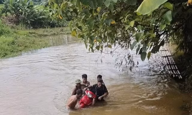 Người đàn ông bị lũ cuốn trôi, may mắn thoát nạn trong gang tấc