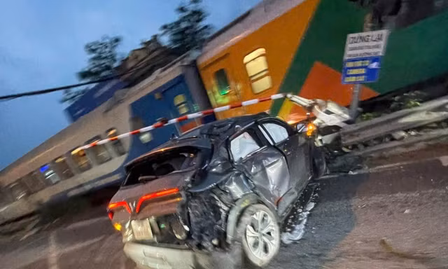 Hà Nội: Ô tô con bị tàu hỏa đâm biến dạng