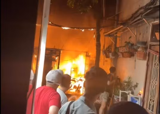 Hà Nội: Lửa bao trùm ngôi nhà trong ngõ ở phố Lạc Long Quân