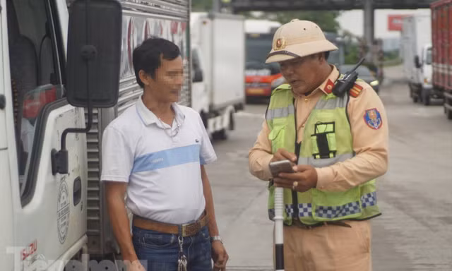 Nhiều lái xe ngỡ ngàng về quy định mới thí điểm phân làn xe tải trên cao tốc