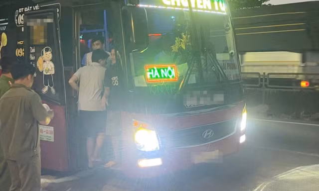 Phát hiện chi tiết 'lạ' ven đường, nam thanh niên hoảng hốt tìm cách bỏ trốn