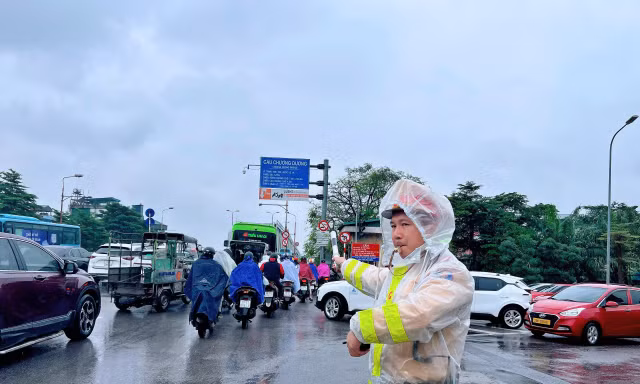 CSGT Hà Nội xử lý loạt xe buýt chạy không đúng lộ trình gây ùn ứ giao thông cầu Chương Dương