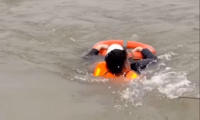 Hà Nội: Cảnh sát kịp thời cứu nạn nam sinh nhảy cầu Vĩnh Tuy giữa trời đông giá rét