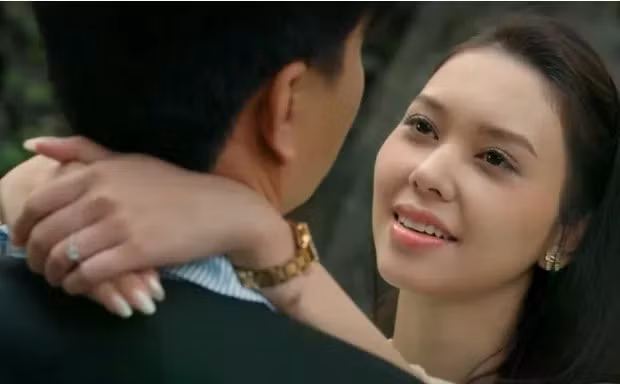 Khán giả hả hê với cảnh phim hai nhân vật tự vạch trần nhau 