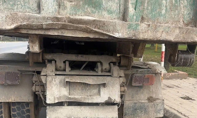 Hàng loạt tài xế bị xử phạt vì để biển số bị bùn đất che lấp