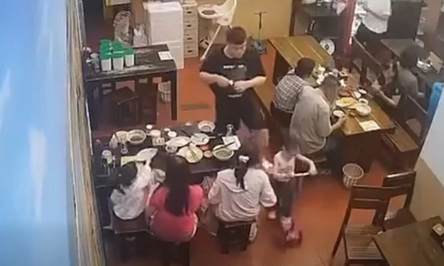 Hà Nội: Phẫn nộ cảnh gã đàn ông đạp ngã cháu bé trong quán ăn