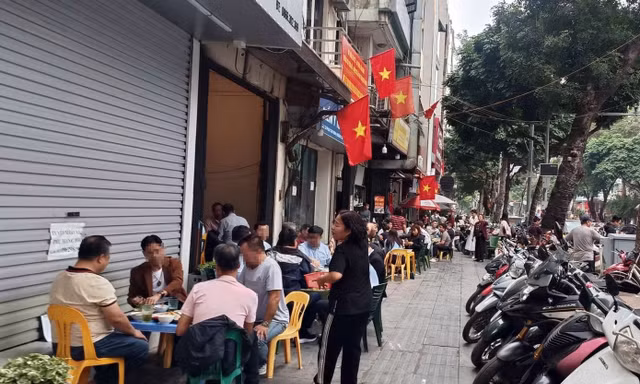 Hà Nội: 2 chỉ huy và 14 cán bộ công an phường 'không hoàn thành nhiệm vụ' vì để vi phạm trật tự đô thị, ùn tắc