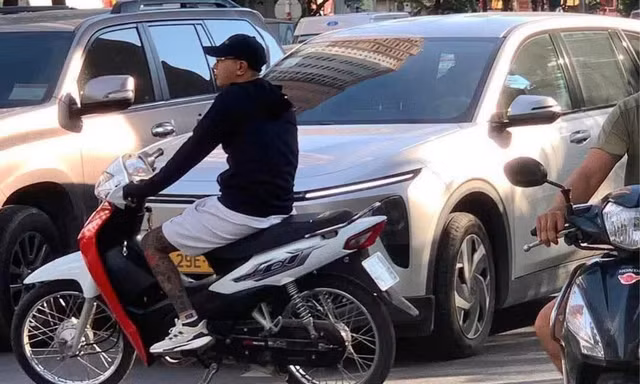 Xác minh clip ô tô vượt lên chèn ngã thanh niên đi xe máy