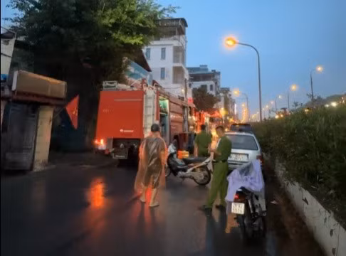 Cháy nhà trong ngõ sâu tại Hà Nội, 3 người thoát nạn