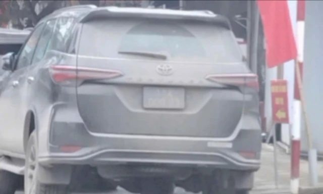 Ô tô biển xanh phủ bùn đất, dừng đỗ sai quy định, tài xế bị phạt 900 nghìn đồng