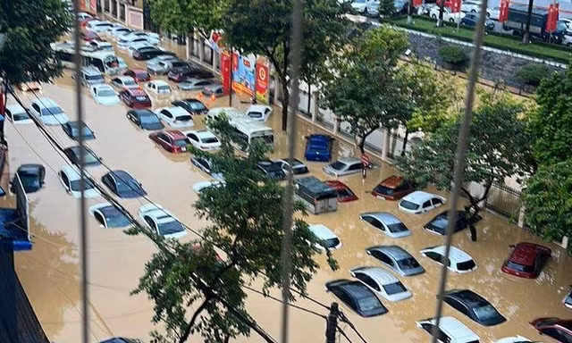 Thái Nguyên giữa lũ dữ: Người kêu cứu, nhà cô lập, ô tô 'bơi' giữa biển nước