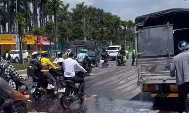 Hà Nội: Xác minh ô tô bục téc dầu đổ lênh láng ra đường, khiến nhiều xe máy trượt ngã 