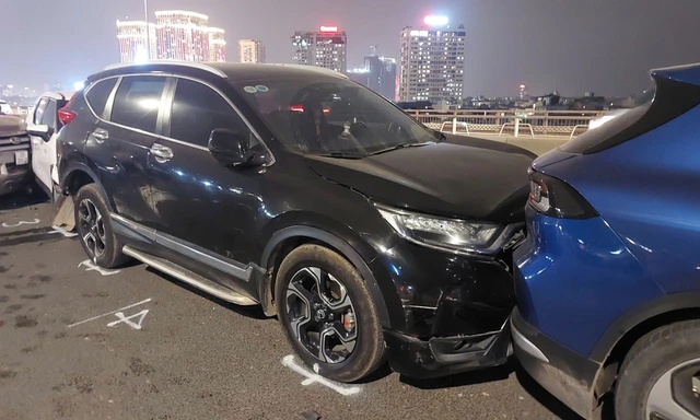 6 ô tô va chạm liên hoàn trên cầu Nhật Tân (Hà Nội)