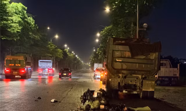 Hà Nội: 2 người đi xe máy tử vong sau va chạm với xe tải