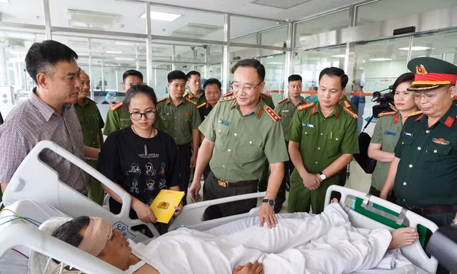 Thượng tướng Phạm Thế Tùng thăm chiến sĩ bị thương khi làm nhiệm vụ bảo vệ hợp luyện A80