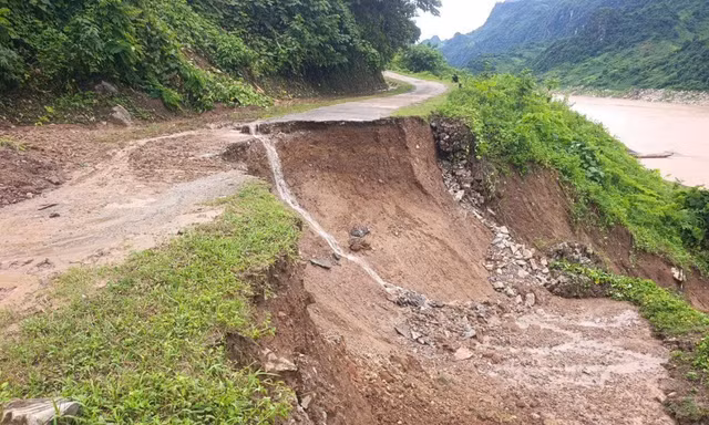 Mưa lớn khiến nhiều tuyến đường ở Điện Biên bị sạt lở